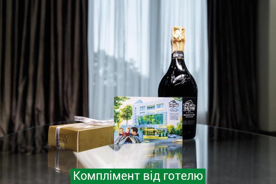 Otel & Nemo With Dolphins Harkiv